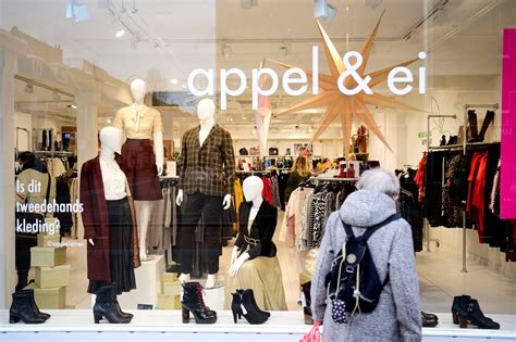 Winkelinterieur van Appel & Ei Haarlem met rekken vol kleding