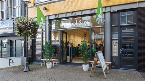 Teamleden van Appel & Ei Haarlem helpen klanten