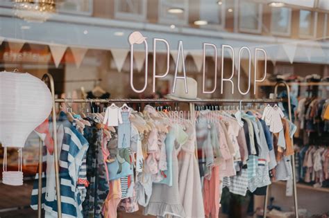 Kinderkleding rekken bij Opa Drop met vrolijke, kleurrijke items