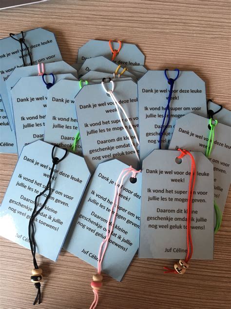 Ouders en kinderen die een afscheidscadeau voor de leidster maken.