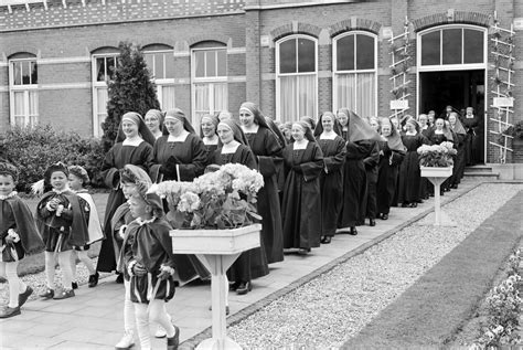 Illustratie van een groep vroedvrouwen en nonnen in de jaren '50 in Londen
