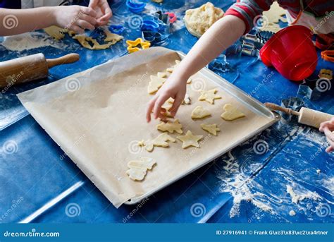 kinderen die koekjes bakken in een kinderdagverblijf