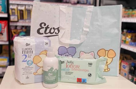 Illustratie van een baby die comfortabel in een Etos Woezel & Pip luier speelt