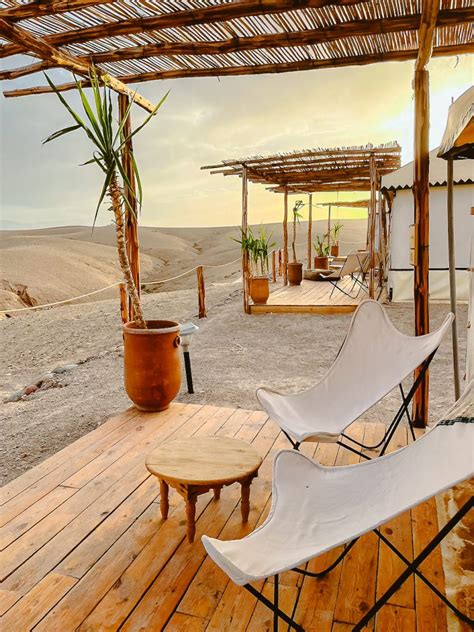 Een glamping tent (yurt) in de Agafay woestijn met op de achtergrond het Atlasgebergte