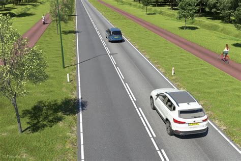 Een auto op een Marokkaanse weg met op de achtergrond bergen