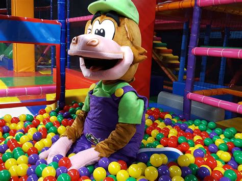 Mascotte Oehlie van Monkeytown bij de première van de film