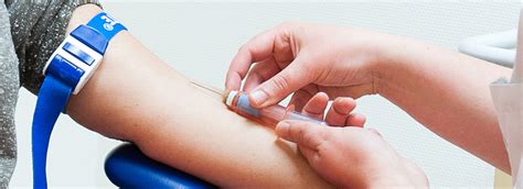 Illustratie van de verschillende methoden voor fertiliteitsbegeleiding bij de hond: bloedafname voor progesteronmeting, microscopisch beeld van cellen bij cytologie, en een scoop bij vaginoscopie