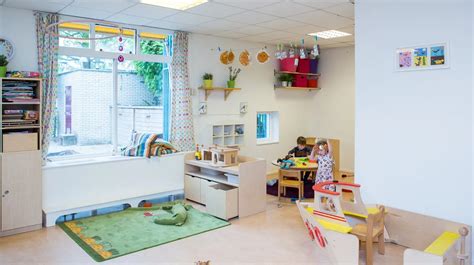 Interieur foto van een kinderdagverblijf met vrolijke kleuren en speelgoed