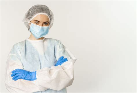 Afbeelding van een baby in een fietskar met beschermende kleding voor verschillende weersomstandigheden.