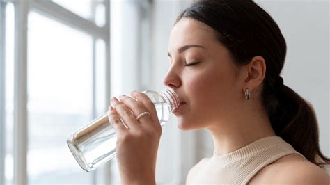 Illustratie van een persoon die voldoende water drinkt
