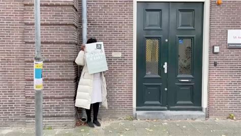 Foto van een abortuskliniek met een demonstratie op gepaste afstand.