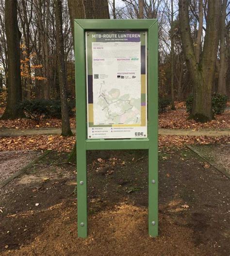 Informatiebord met verschillende opties voor kinderopvang in een stad