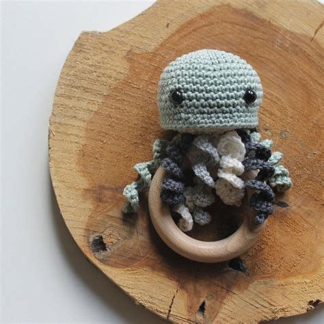 Diverse speelgoedfiguurtjes zoals olifantjes, rammelaars en bijtringen aan een spiraalvormige speelgoedketting