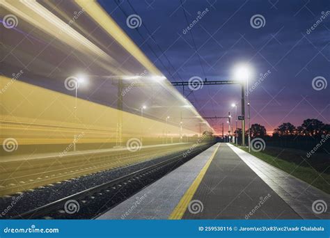 Een moderne hogesnelheidstrein op het spoor.
