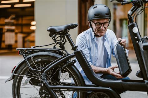 Een elektrische fiets die wordt opgeladen.
