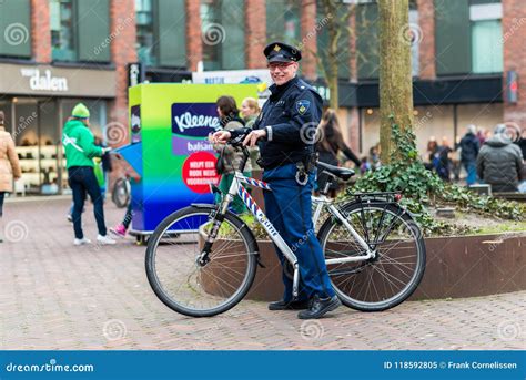 Een politieagent op een fiets.