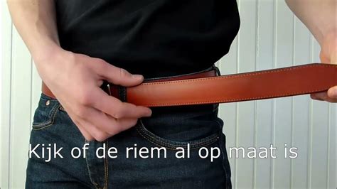 Gedetailleerde illustratie van hoe de riemen van de 5-puntsgordel door de voetenzak worden gehaald.