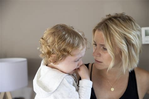 Beeld van een ouder die troost biedt aan een baby