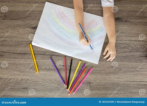 illustratie van een kind dat met waskrijtjes tekent