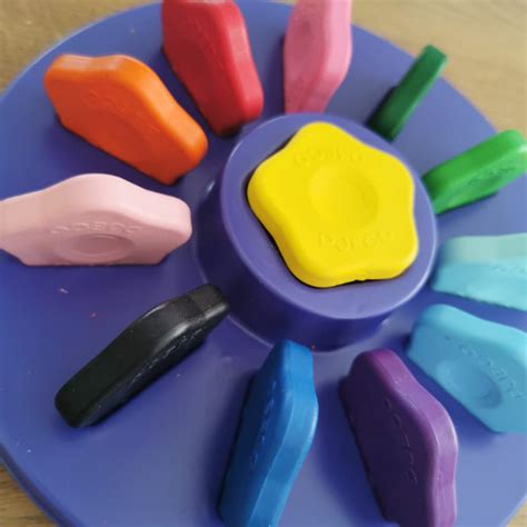 set van Djeco bloemen waskrijtjes naast set van Ooly sterren waskrijtjes