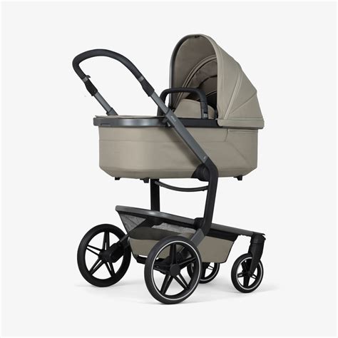 Een afbeelding van de originele Joolz Day kinderwagen in een stijlvolle setting