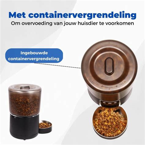 Hond die een voerdispenser gebruikt