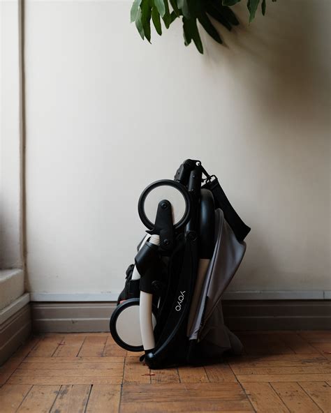 Vergelijking van de ingeklapte maten van de Babyzen YOYO3 en de Bugaboo Butterfly.