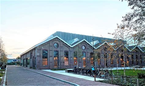 Moderne foto van het Zwitsalterrein met herbestemde fabriekshallen