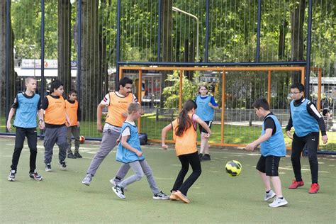 Foto van kinderen die actief deelnemen aan speelse activiteiten.