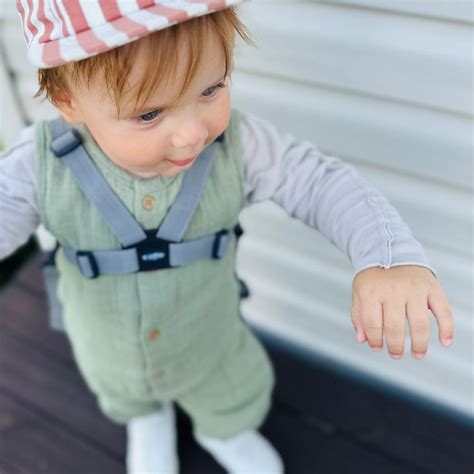 Collage van verschillende soorten kinderstoel tuigjes: universeel, met looplijn, en een speels ontwerp.