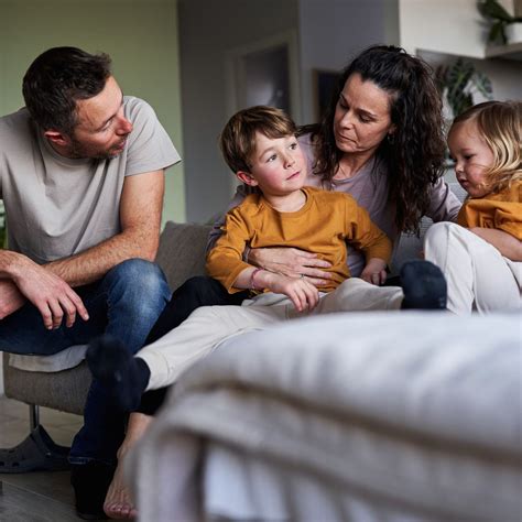foto van draagconsulent die ouders begeleidt bij het dragen van een baby