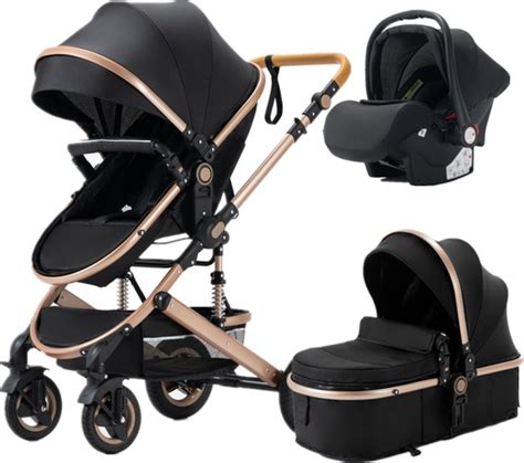 baby in winterse kleding in een kinderwagen