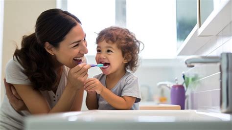 Illustratie van een kind dat samen met een ouder tanden poetst