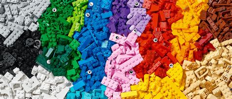 Afbeelding van gestapelde LEGO-stenen in verschillende kleuren.