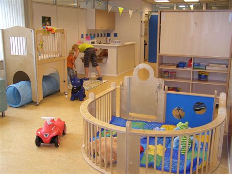 Interieur van een kinderdagverblijf met speelgoed en kinderstoelen