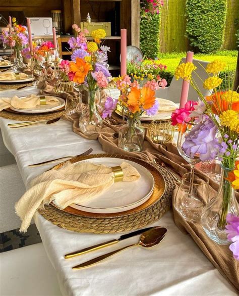Stijlvol gedekte tafel met kaarsen, bloemen en naamkaartjes