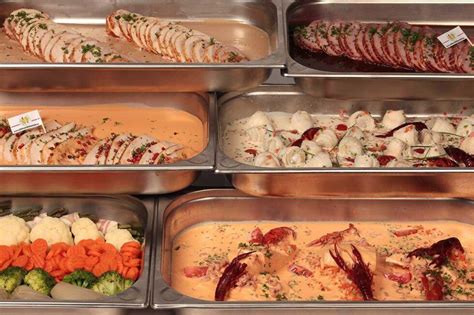 Een uitgebreid buffet met diverse gerechten in buffetvorm