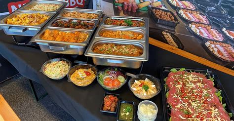 Overzicht van een georganiseerd buffet met alle benodigdheden klaar