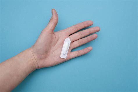 Baby krijgt een zetpil toegediend door een ouder