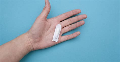 Illustratie van de stappen voor het inbrengen van een zetpil bij een baby