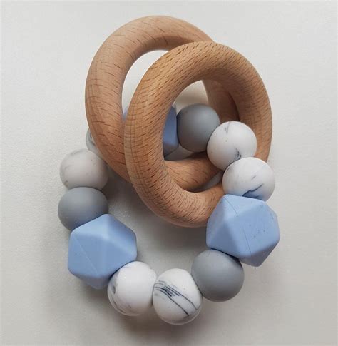 Close-up foto van verschillende texturen van houten en siliconen kralen op een bijtring.