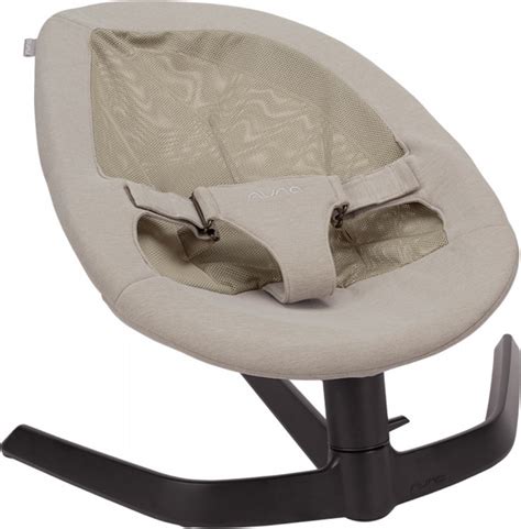 Illustratie van de Nuna Leaf wipstoel met een baby erin, die de zijwaartse beweging demonstreert.