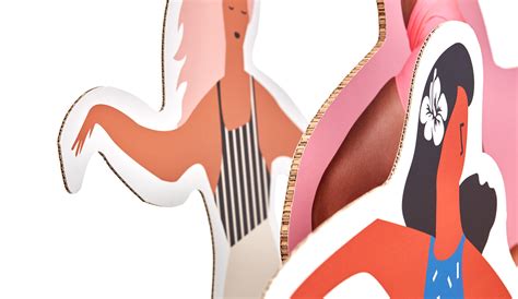 Kinderen die kartonnen figuren versieren voor kettinghangers