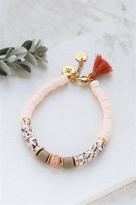 Een kleurrijke armband versierd met mini pompons