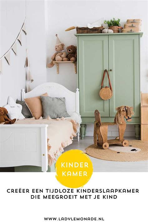 Een kinderslaapkamer met een decoratieve lijst aan de muur voor het tentoonstellen van zelfgemaakte sieraden