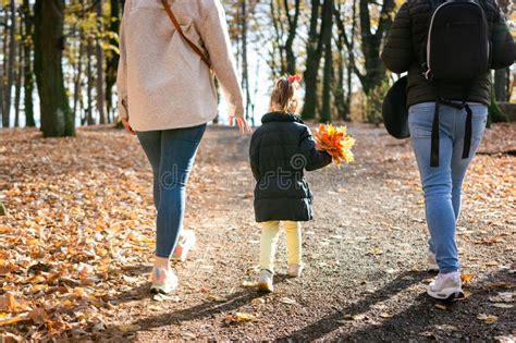 Een gezin maakt een korte wandeling met de baby in de kinderwagen