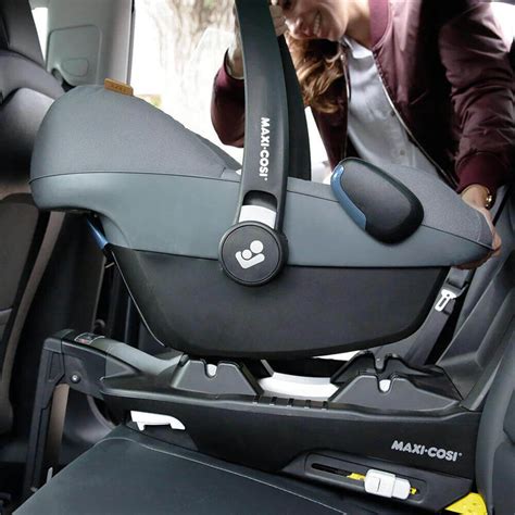 Illustratie van de correcte installatie van een Maxi-Cosi autostoelbasis met Isofix en afsteunpoot.