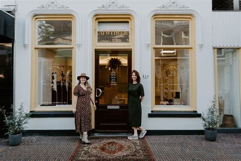 Een selectie van kleurrijk speelgoed en kinderboeken bij Bij en Mus