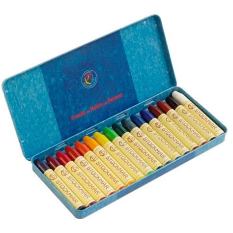 Een kind speelt met kleurrijke bijenwas krijtjes van Stockmar