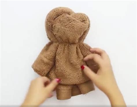 Schema van de stappen om een teddybeer te maken van een handdoek.